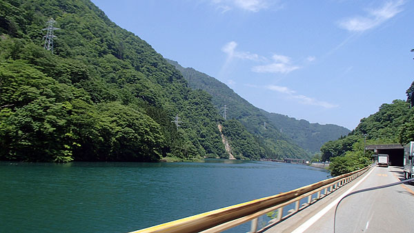 高原川の新猪谷ダム付近